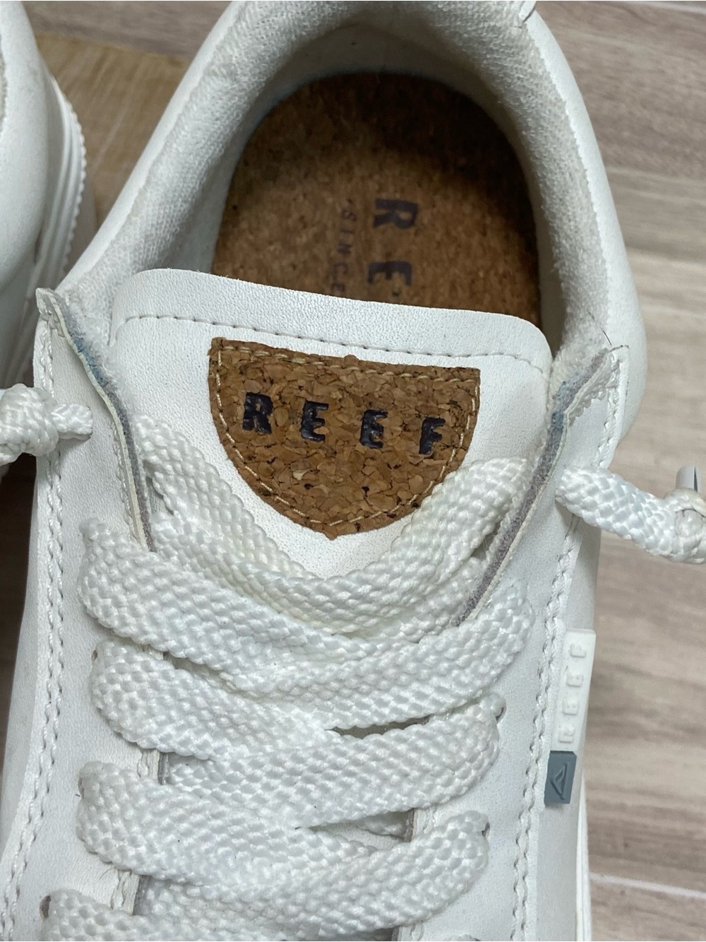 REEF / Lay Down Dawn White Leather Sneaker Size 8 - Picture 3 of 14